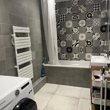 Nice Spacious Cocoon With Balcony In Apartment Nantes